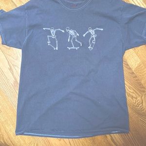 Oversized graphic tee, with skeletons on skateboard